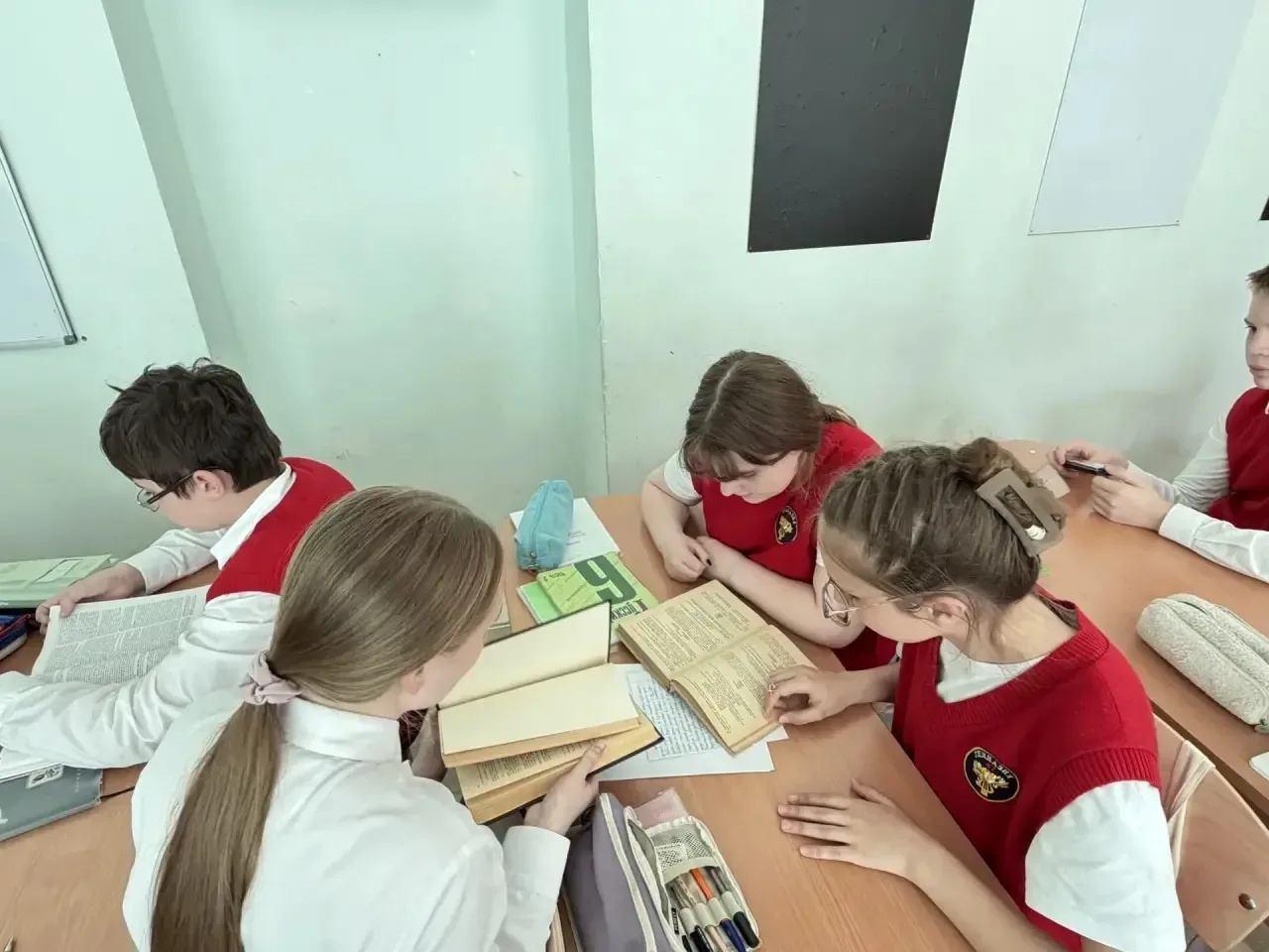 📚 День музеев на уроках русского языка в 6В и 6Е классах  В преддверии Дня музеев, который ежегодно 