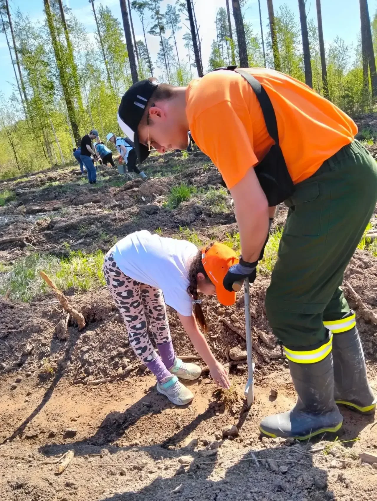Орлёнок - хранитель!  Ученица 2 "А" класса, Измайлова Люда со своей мамой приняла участие в акции "С