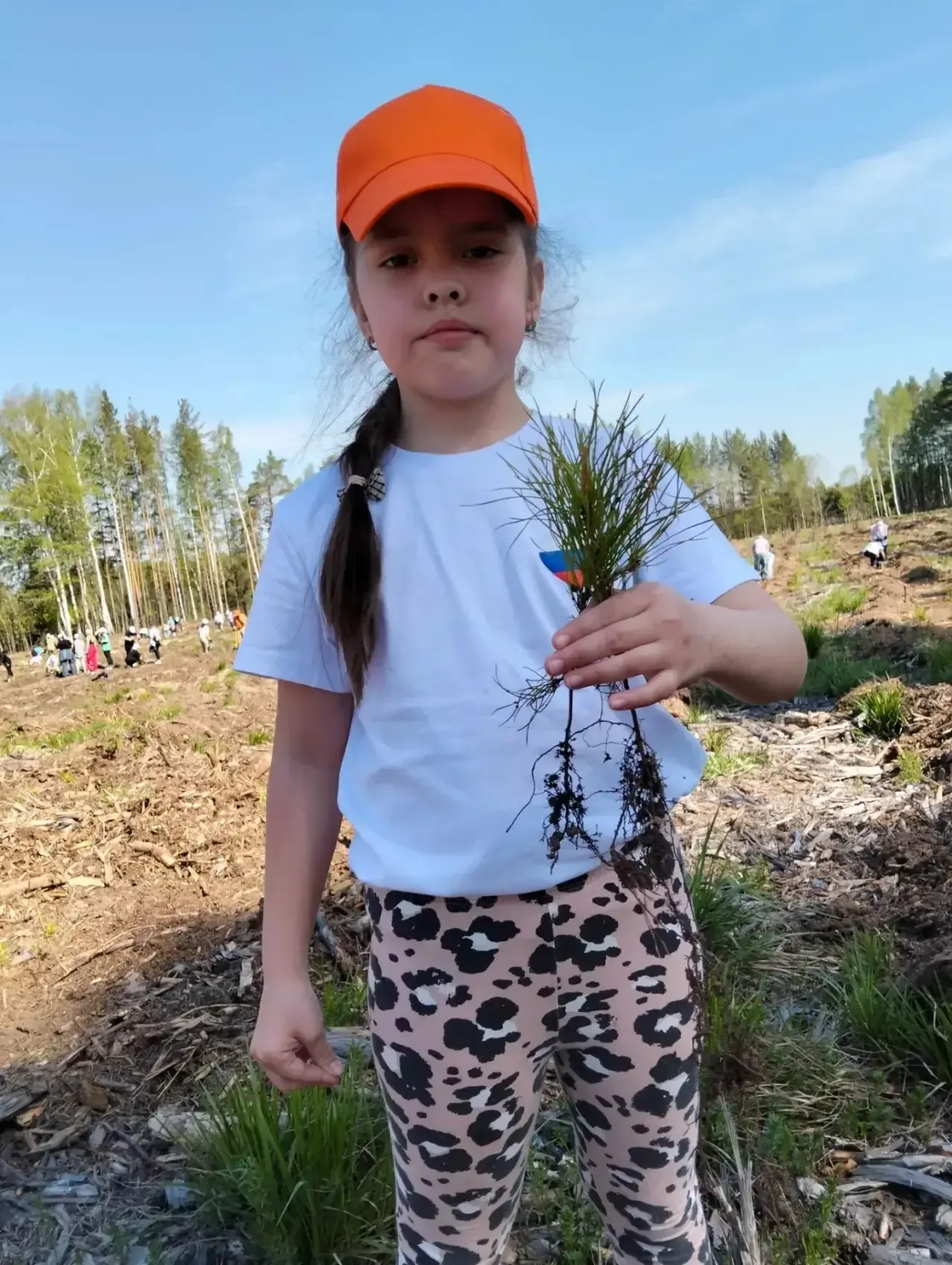 Орлёнок - хранитель!  Ученица 2 "А" класса, Измайлова Люда со своей мамой приняла участие в акции "С