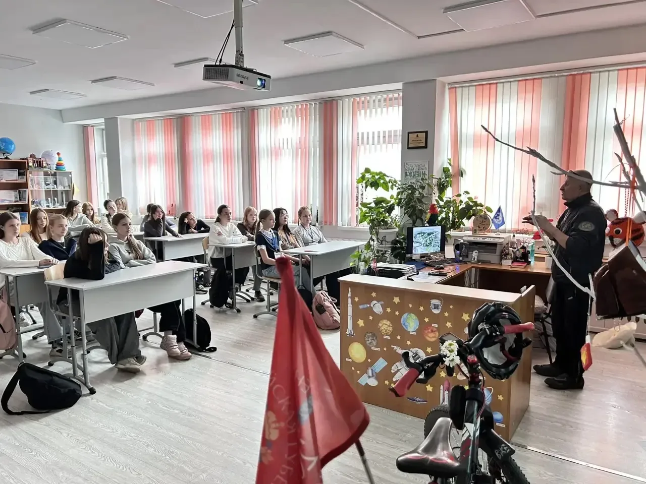 🗓️ 14 мая в МАОУ СШ 151 состоялась уникальная встреча с Владимиром Васильевичем Черниковым, 🚲организ