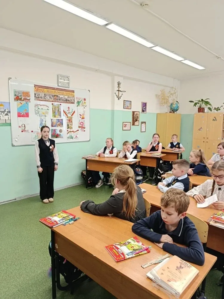 Классный час в 3 «Б»: чтение стихов о войне  В преддверии 9 Мая в 3 «Б» классе прошёл патриотический