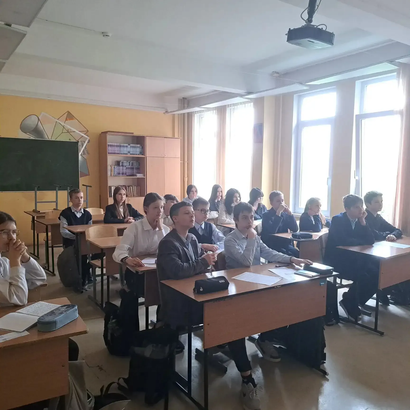 🗓️ 17 мая — День детского телефона доверия!   Классные руководители рассказали ребятам о важной служ