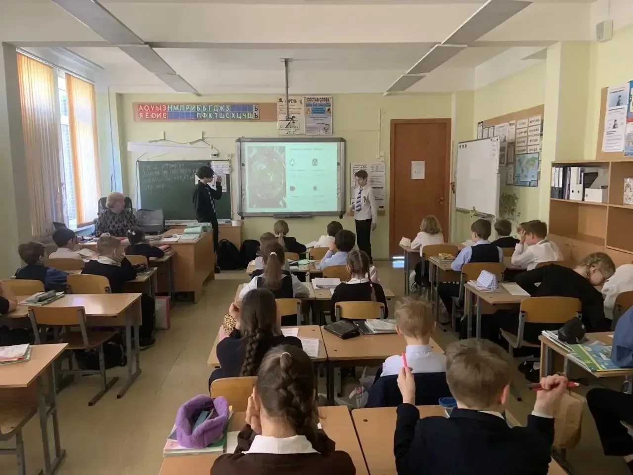 🪞 Секрет зеркала раскрыт! 🪞 6 мая 2026 года ученики 6 «М» класса провели увлекательную беседу на тем
