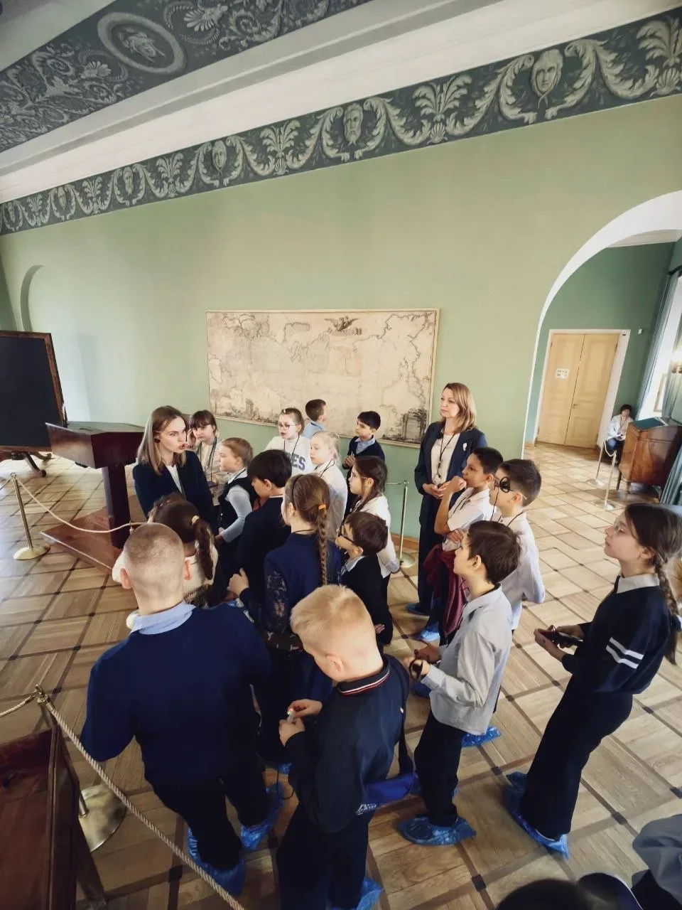 🏛️ Ученики 4 «В» класса вместе с Лидией Сергеевной и родителями посетили Царскосельский (Пушкинский)