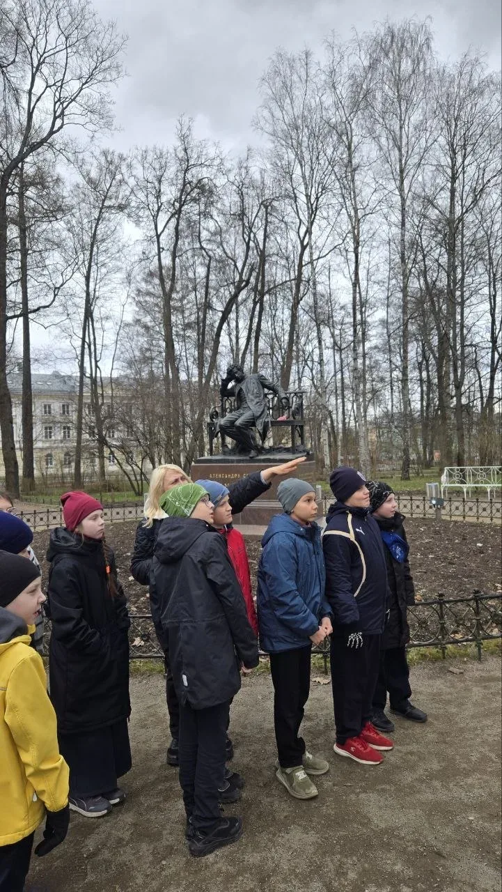 🏛️ Ученики 4 «В» класса вместе с Лидией Сергеевной и родителями посетили Царскосельский (Пушкинский)