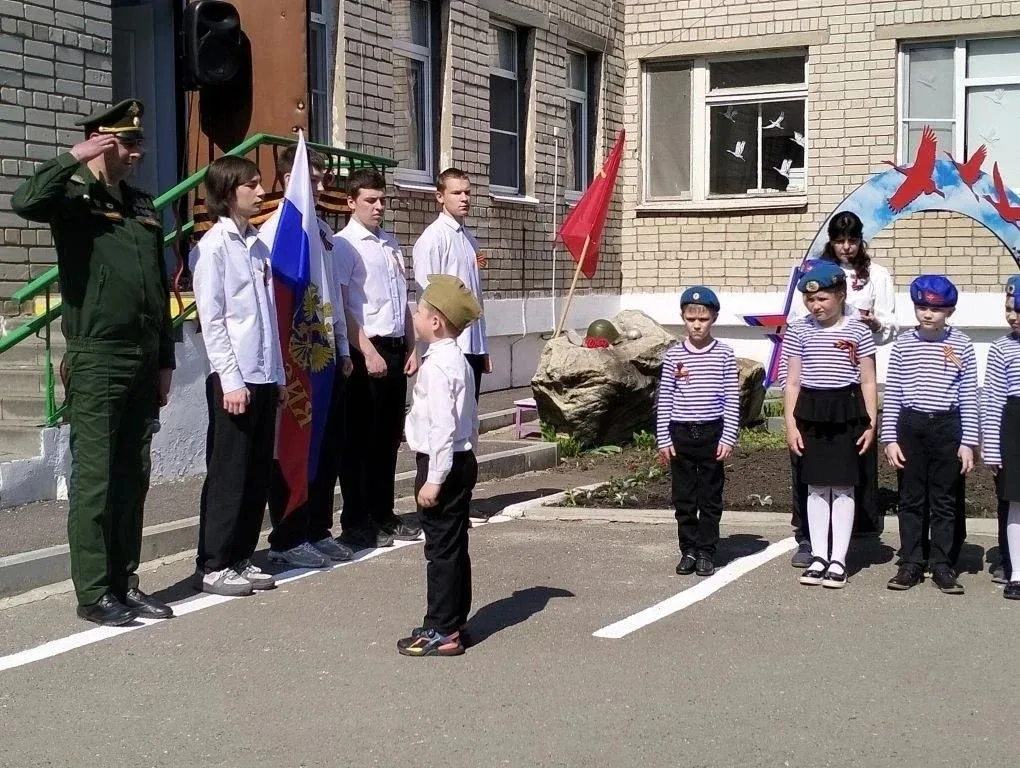 Знаменная группа нашего центра  приняла участие в торжественном мероприятии ко Дню Победы в детском 