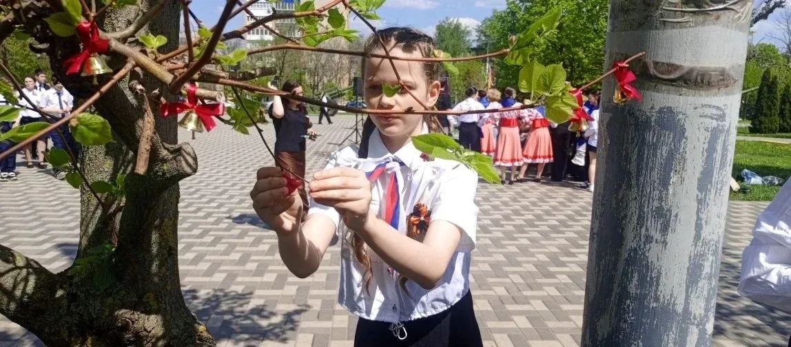 🎖️ Аллея памяти: звон колокольчиков в честь Героев 🎖️Шестиклассники  центра образования приняли учас