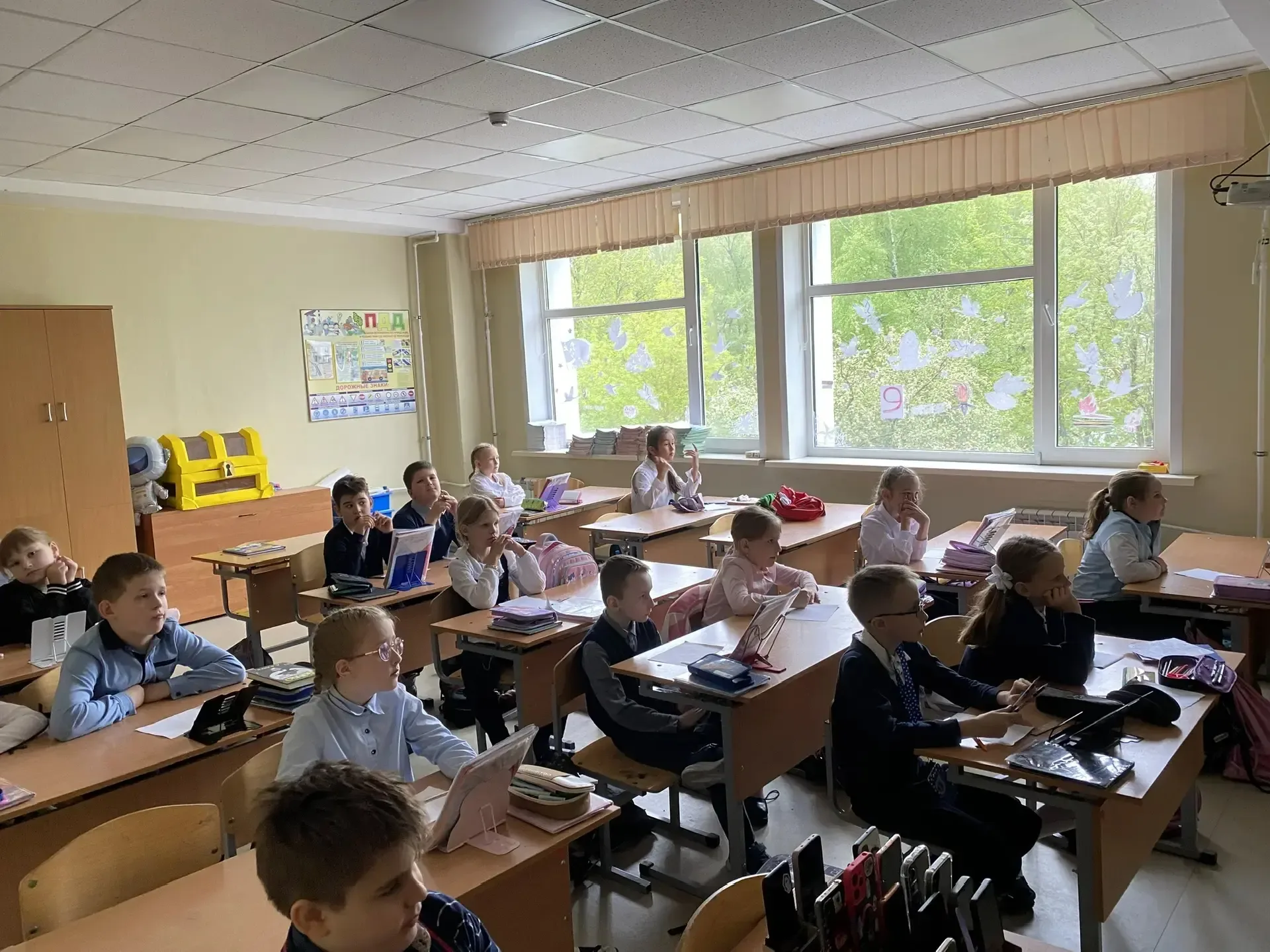 Сегодня на уроках Добротолюбия младшеклассники говорили о том, что такое фундамент крепкой семьи. Ре