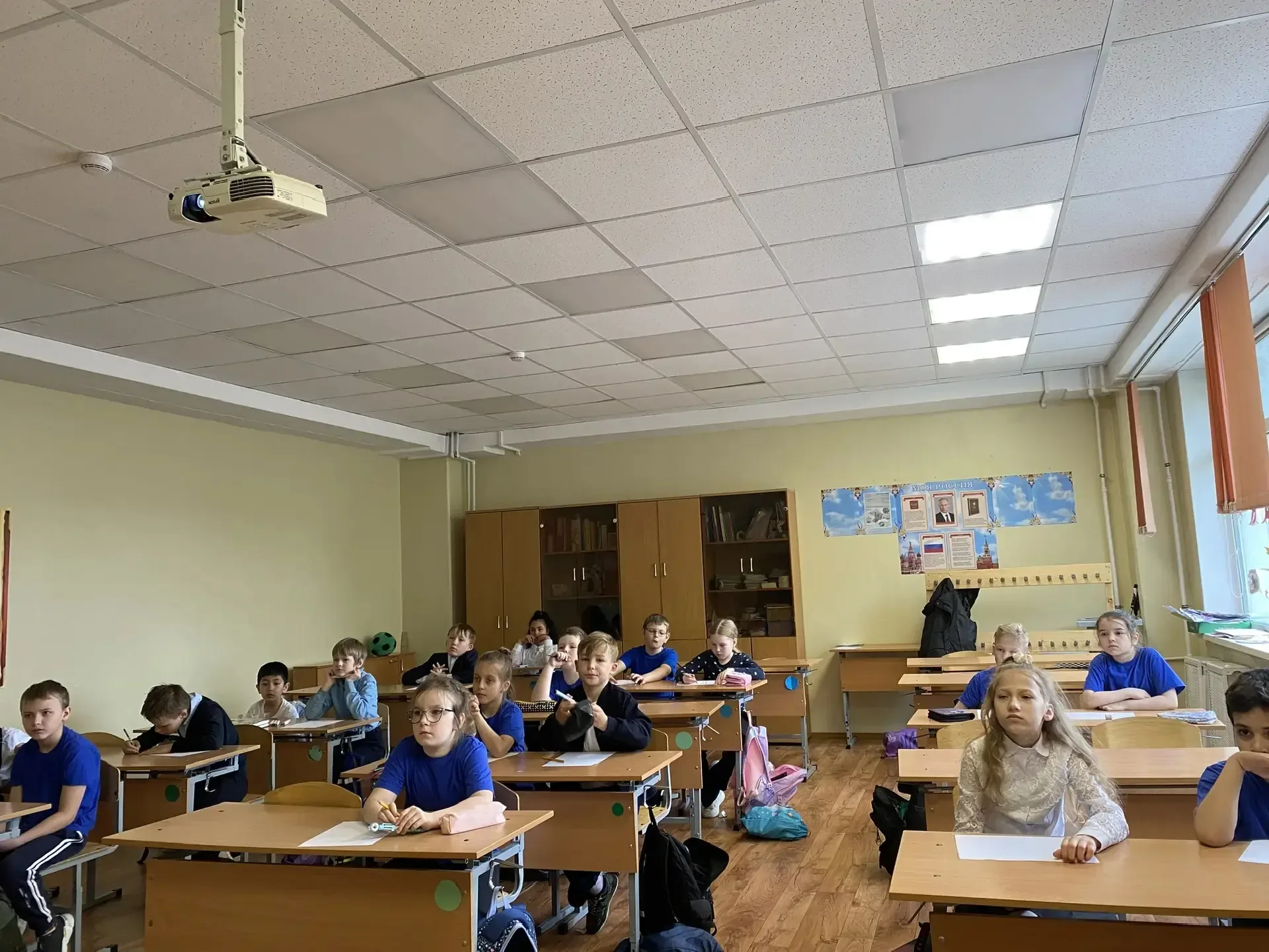 Сегодня на уроках Добротолюбия младшеклассники говорили о том, что такое фундамент крепкой семьи. Ре
