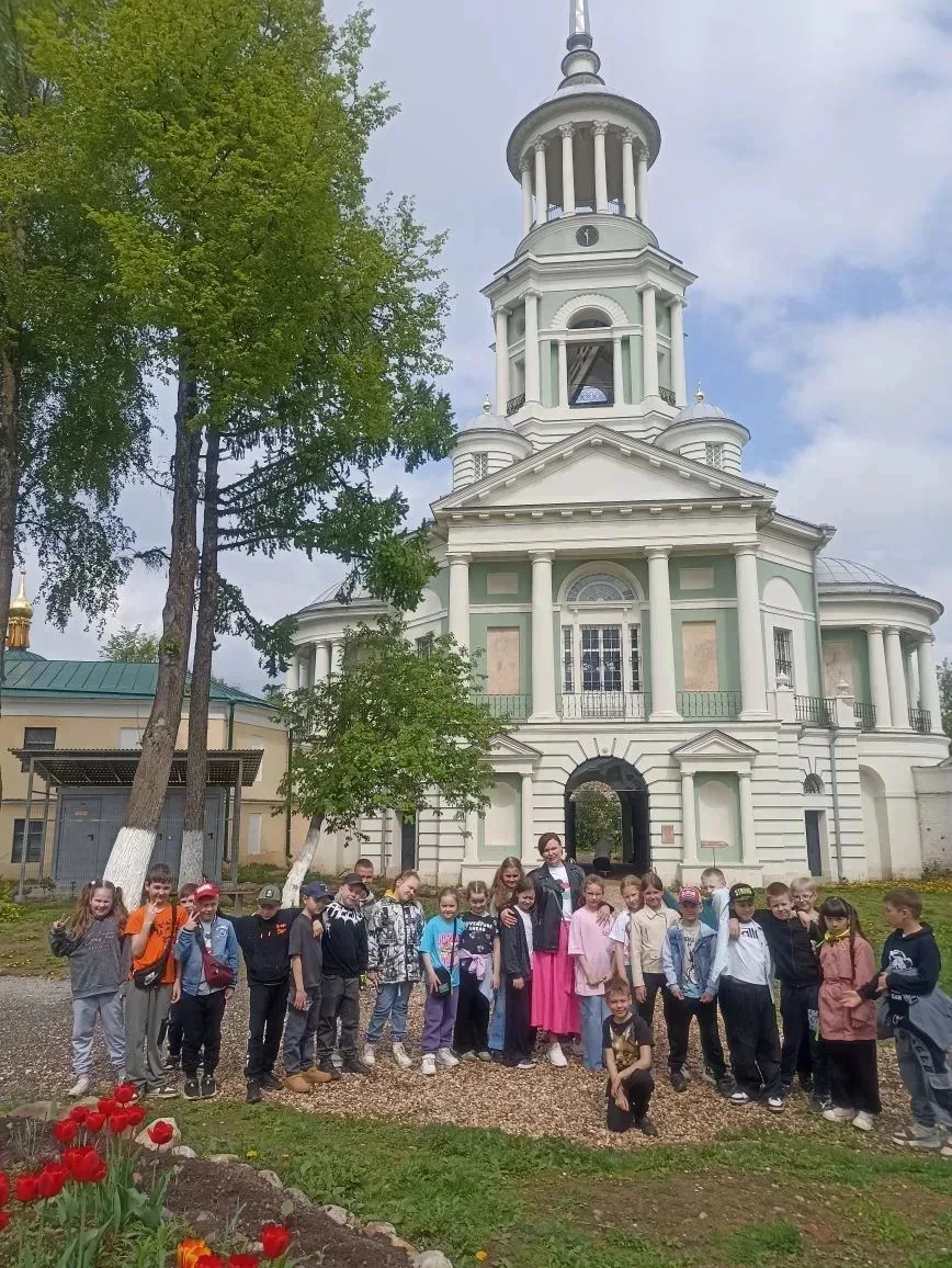 3Д и 2Б классы были сегодня на экскурсии в Торжке. Ребята посетили музей вертолетов, Борисоглебский 