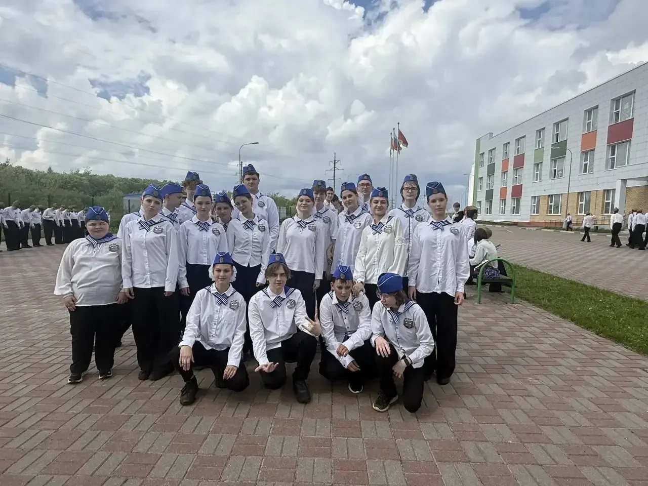 📣 Вчера 8А и 8Г класс принял участие в городском смотре строя и песни!  Наши ребята показали себя оч