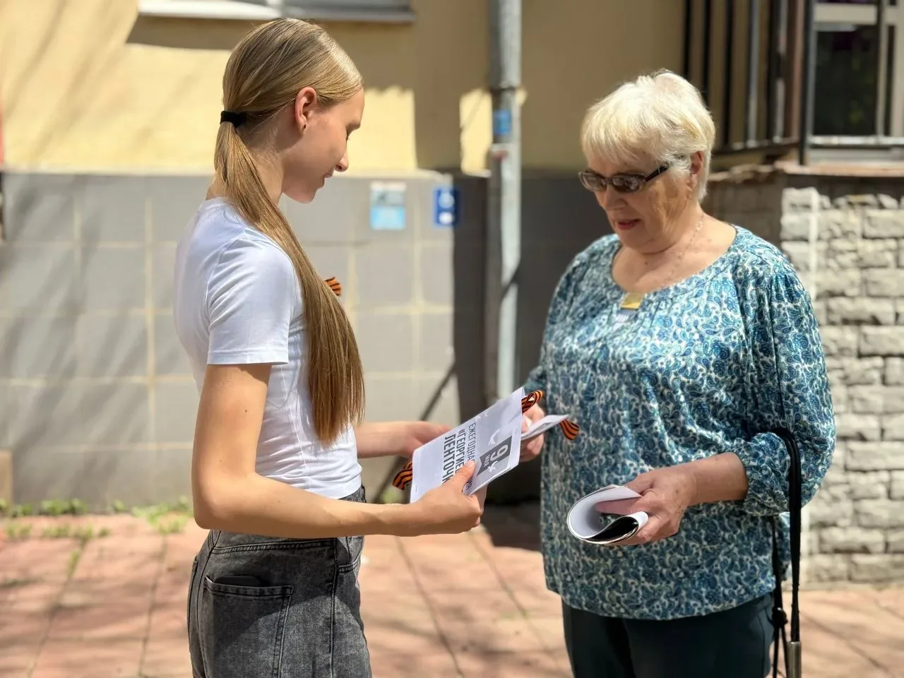 🎗️ Наша школа сегодня приняла участие во Всероссийской акции «Георгиевская ленточка» 🇷🇺  В преддвери