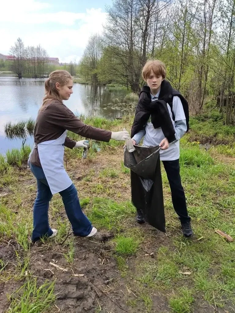 🌿 «ЧИСТЫЙ БЕРЕГ — ЧИСТОЕ БУДУЩЕЕ!» 🌊💚  🔥Сегодня, 13 мая, волонтёры нашей школы, участники Волонтёрск