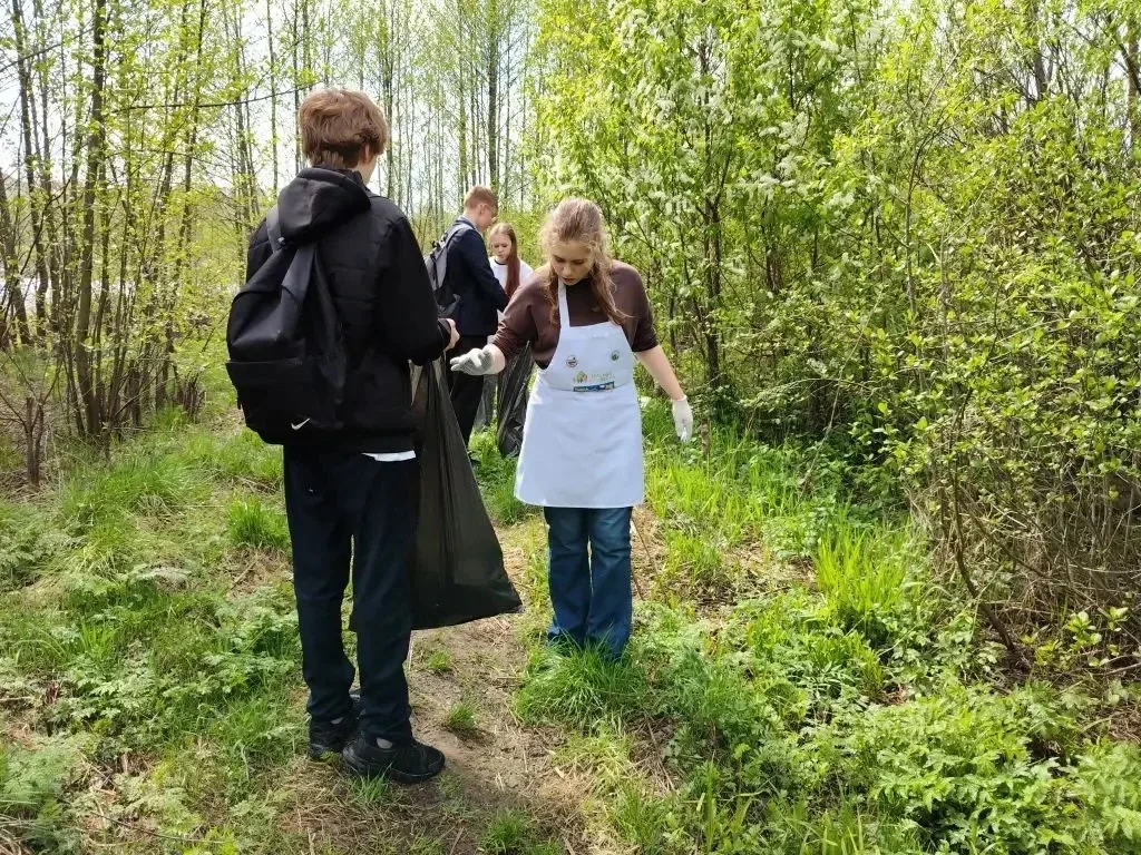 🌿 «ЧИСТЫЙ БЕРЕГ — ЧИСТОЕ БУДУЩЕЕ!» 🌊💚  🔥Сегодня, 13 мая, волонтёры нашей школы, участники Волонтёрск