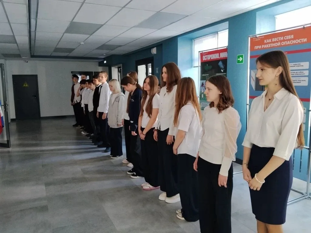 🇷🇺 Сегодня в школе прошла торжественная линейка, посвященная началу новой учебной недели.  Церемония