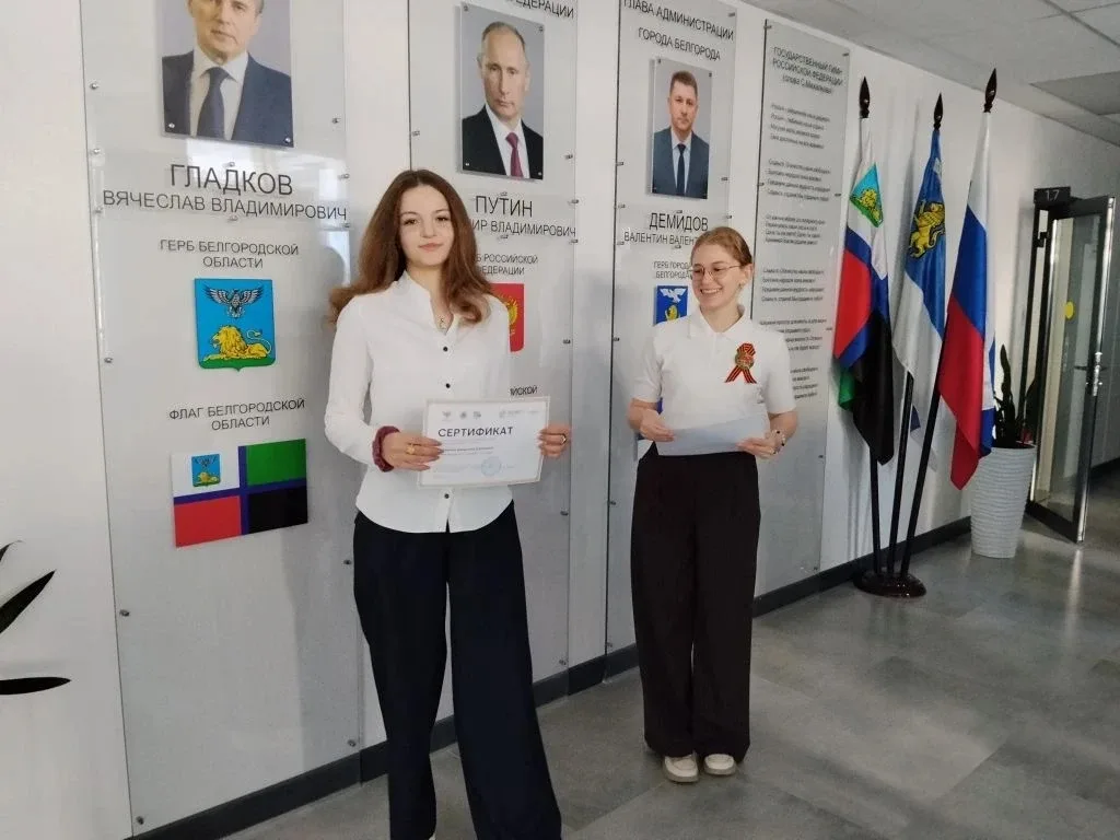 🇷🇺 Сегодня в школе прошла торжественная линейка, посвященная началу новой учебной недели.  Церемония
