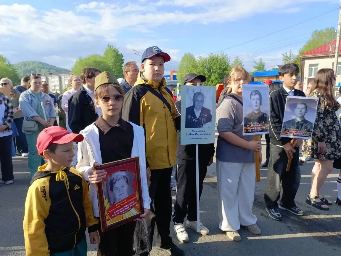 В строю героев: «Бессмертный полк» объединил поколения! 🇷🇺  9 Мая — день, когда время словно замирае