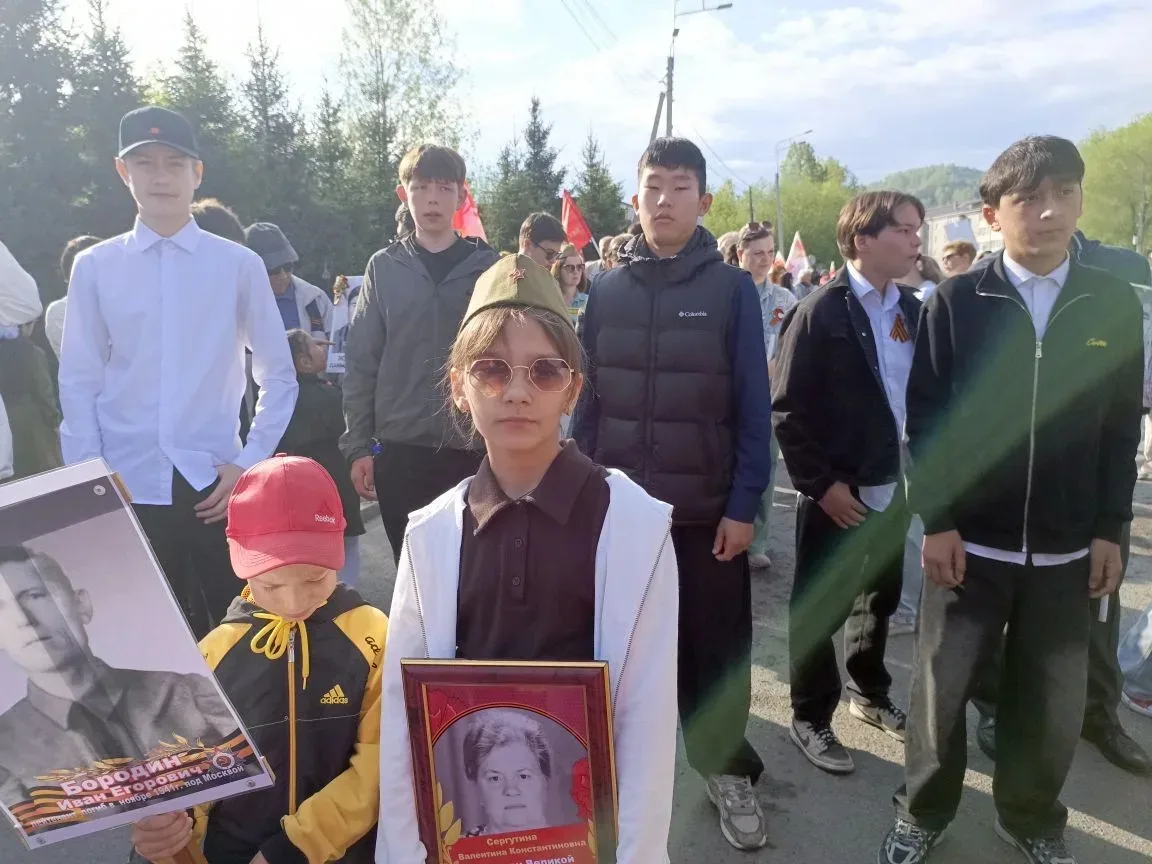 В строю героев: «Бессмертный полк» объединил поколения! 🇷🇺  9 Мая — день, когда время словно замирае