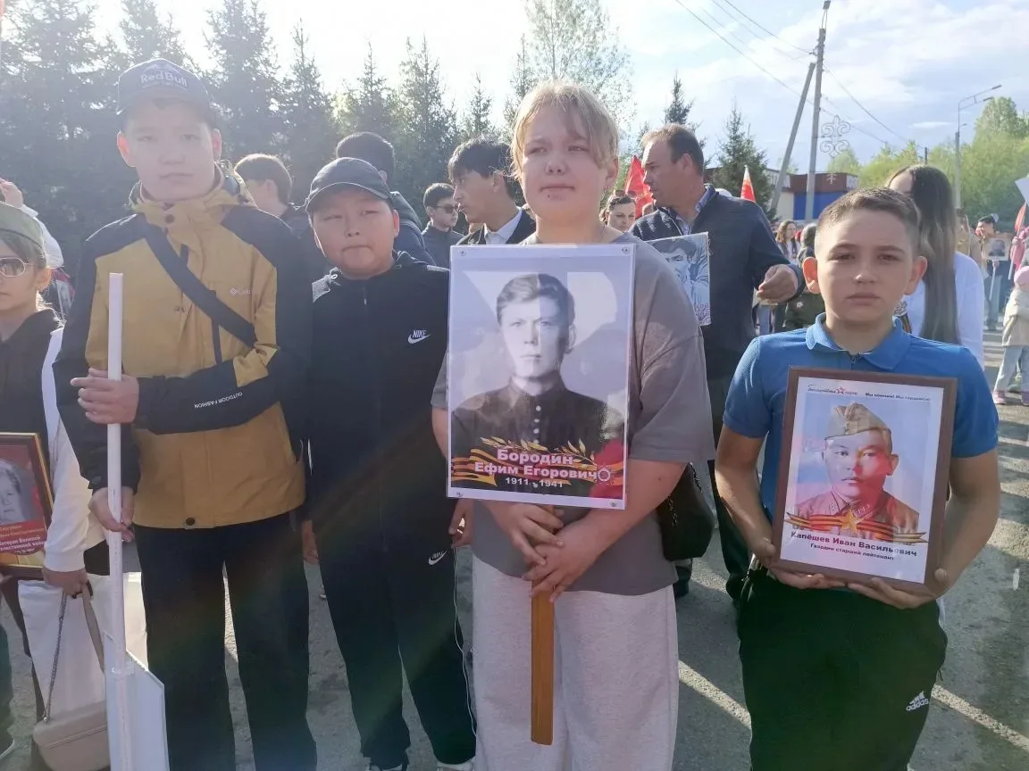 В строю героев: «Бессмертный полк» объединил поколения! 🇷🇺  9 Мая — день, когда время словно замирае