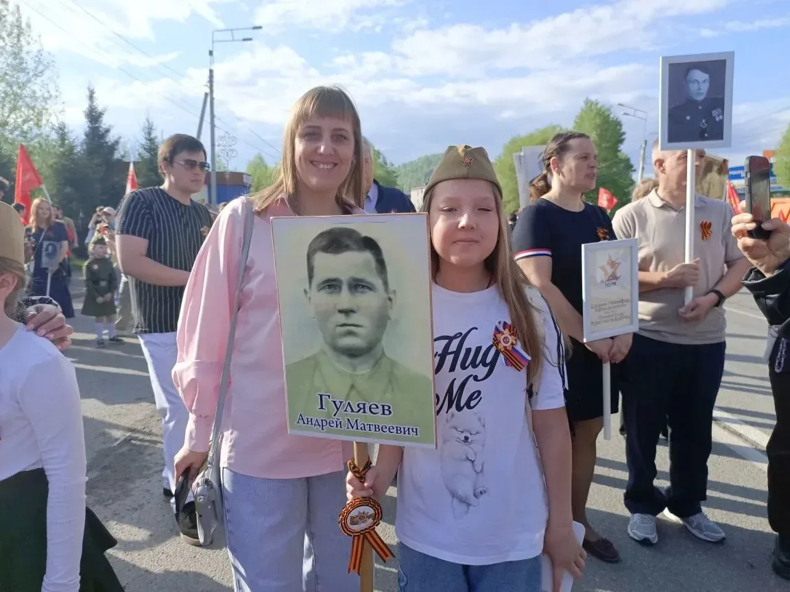 В строю героев: «Бессмертный полк» объединил поколения! 🇷🇺  9 Мая — день, когда время словно замирае