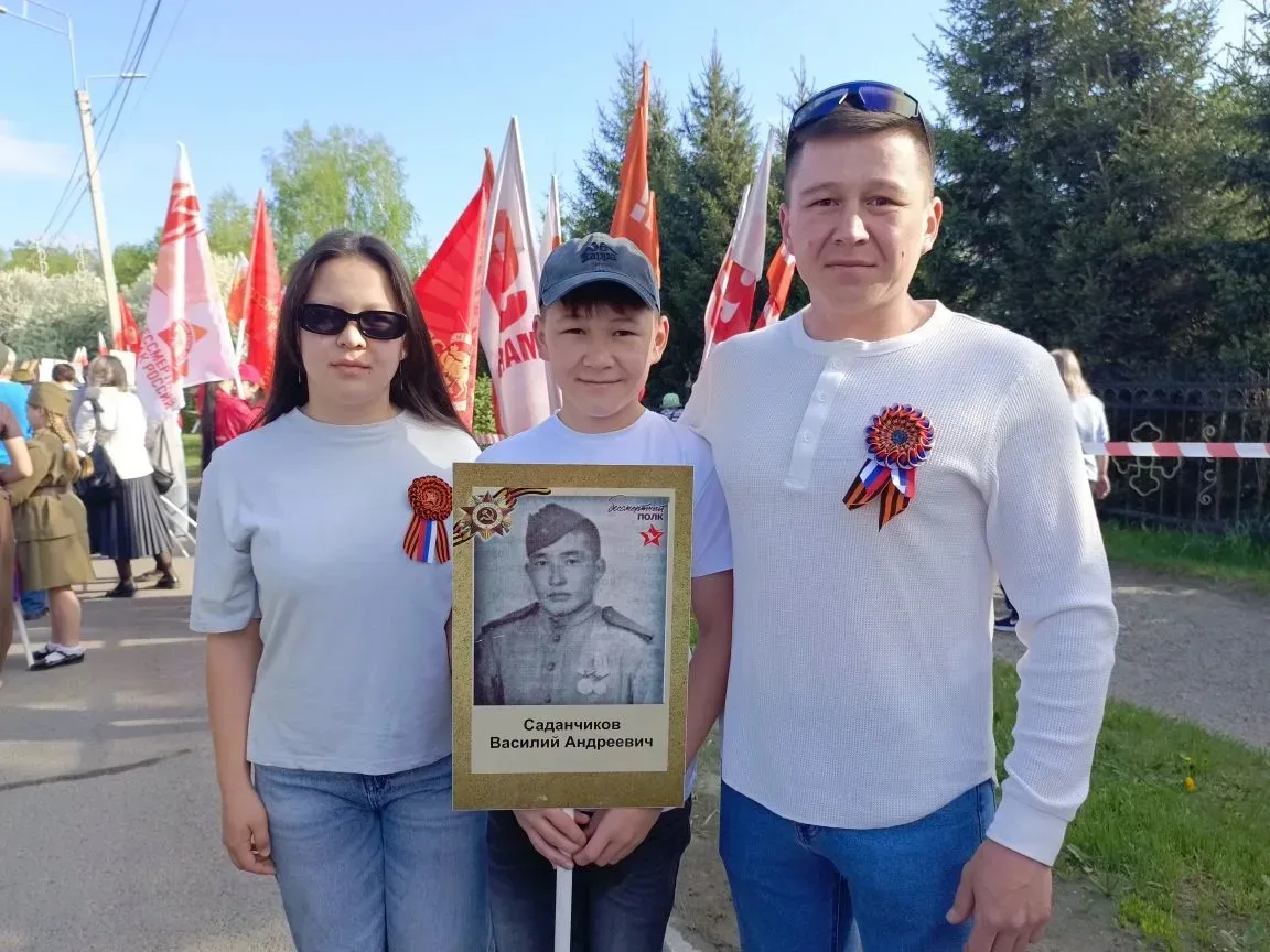 В строю героев: «Бессмертный полк» объединил поколения! 🇷🇺  9 Мая — день, когда время словно замирае
