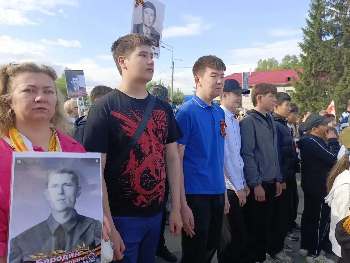 В строю героев: «Бессмертный полк» объединил поколения! 🇷🇺  9 Мая — день, когда время словно замирае