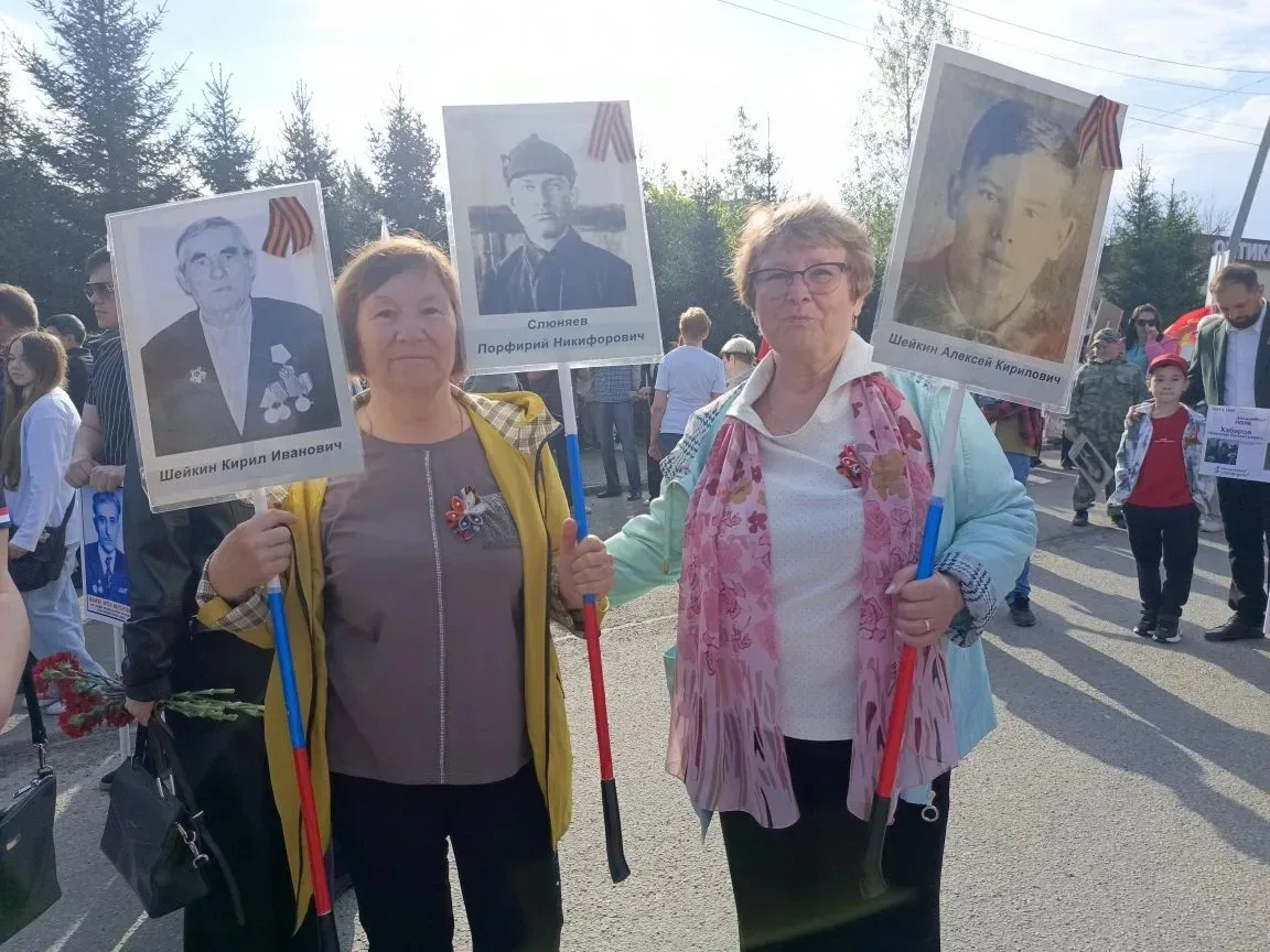 В строю героев: «Бессмертный полк» объединил поколения! 🇷🇺  9 Мая — день, когда время словно замирае