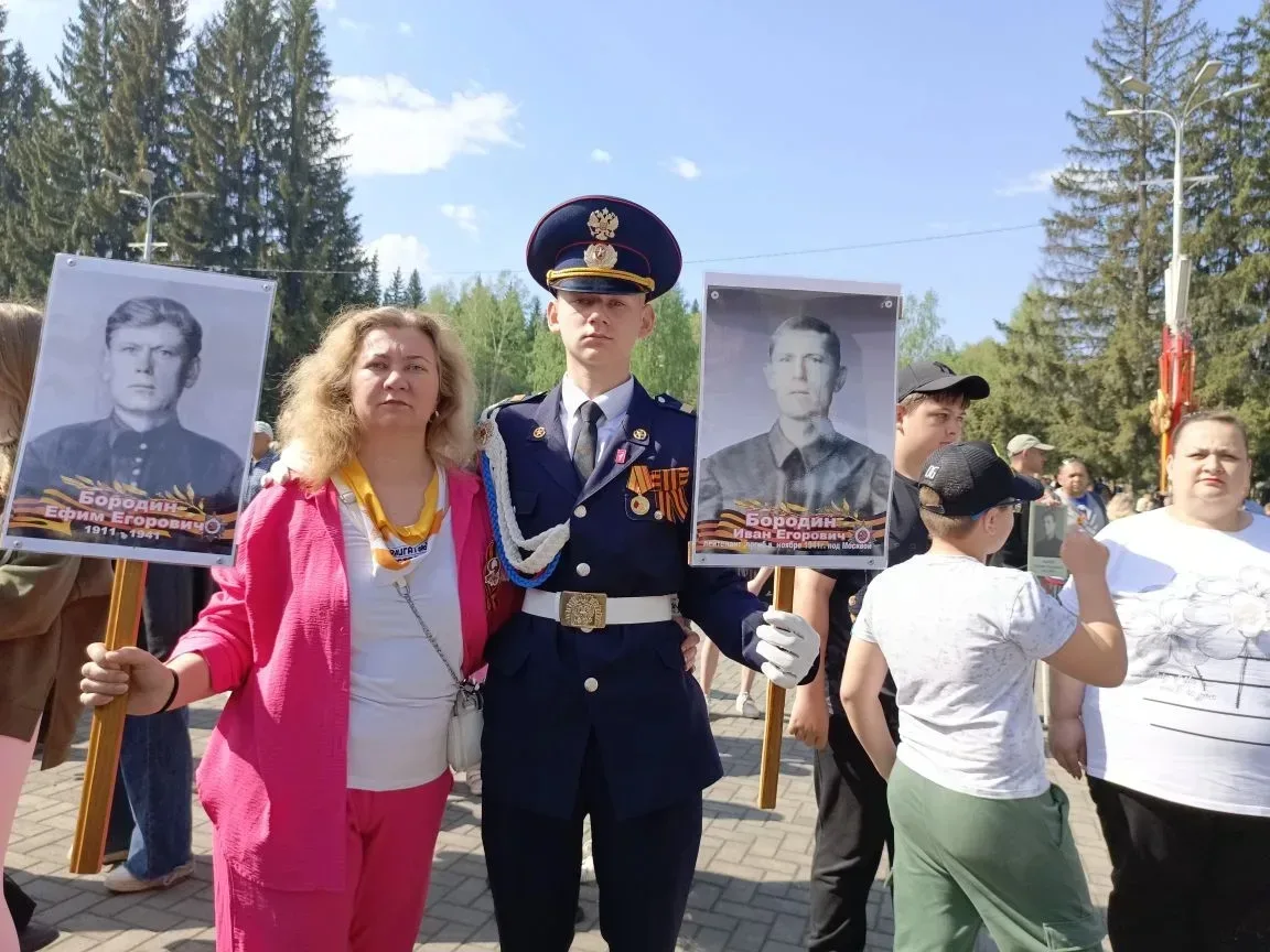 В строю героев: «Бессмертный полк» объединил поколения! 🇷🇺  9 Мая — день, когда время словно замирае