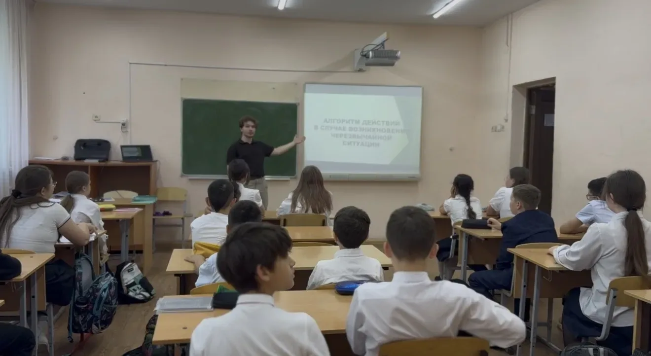 Безопасность превыше всего: Лекция по действиям в ЧС к Всемирному дню охраны труда! 🛡️🚨  Сегодня, в 