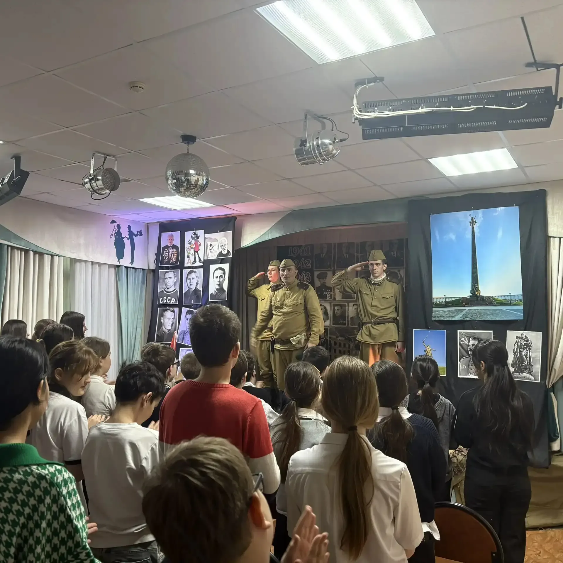 В преддверии Дня Победы наши ученики прикоснулись к истории через искусство.  Ребята посетили музыка