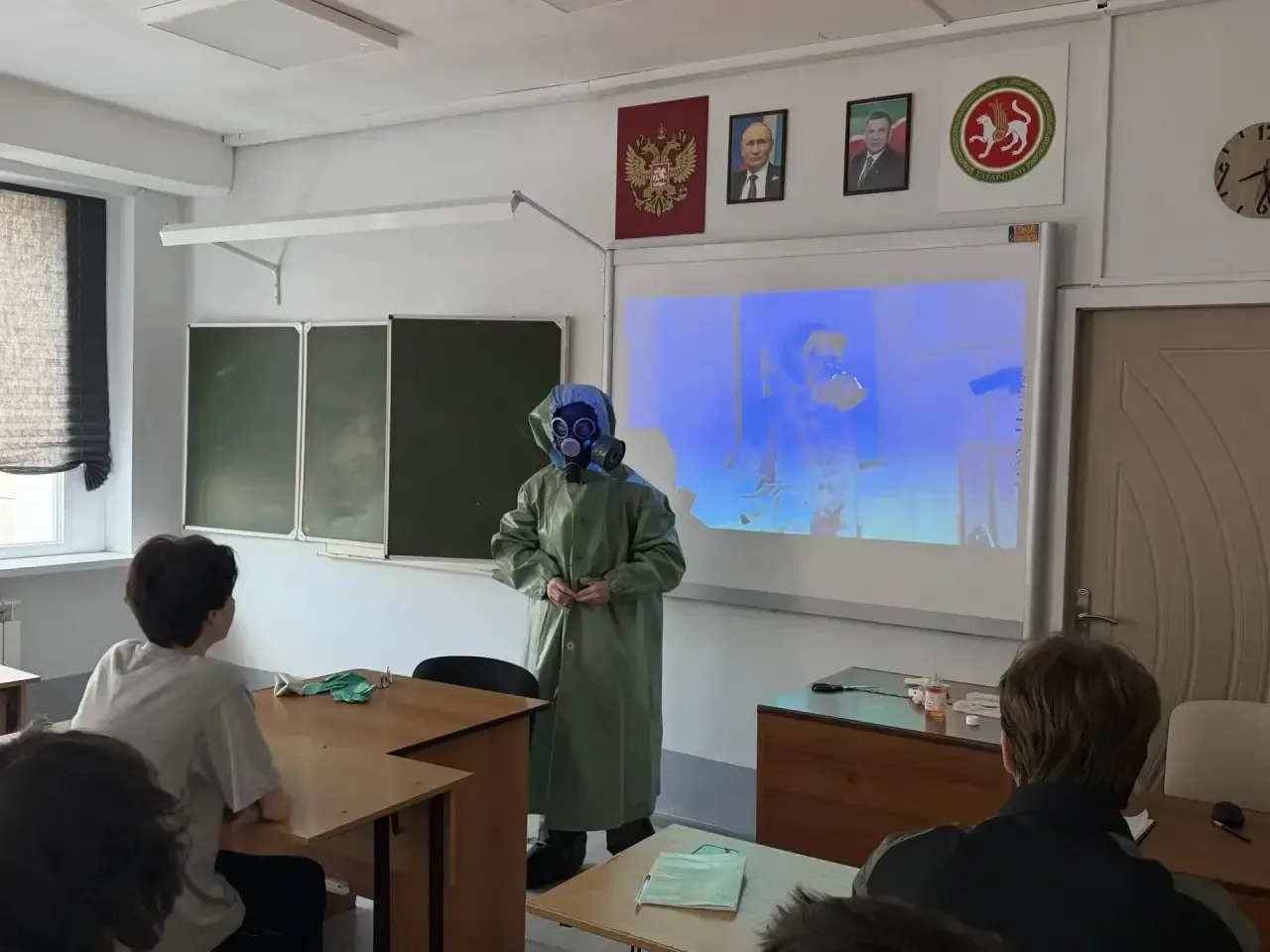 В эти дни учащиеся 8-х классов приняли участие в сборах, где каждый день был расписан по минутам.  Ч