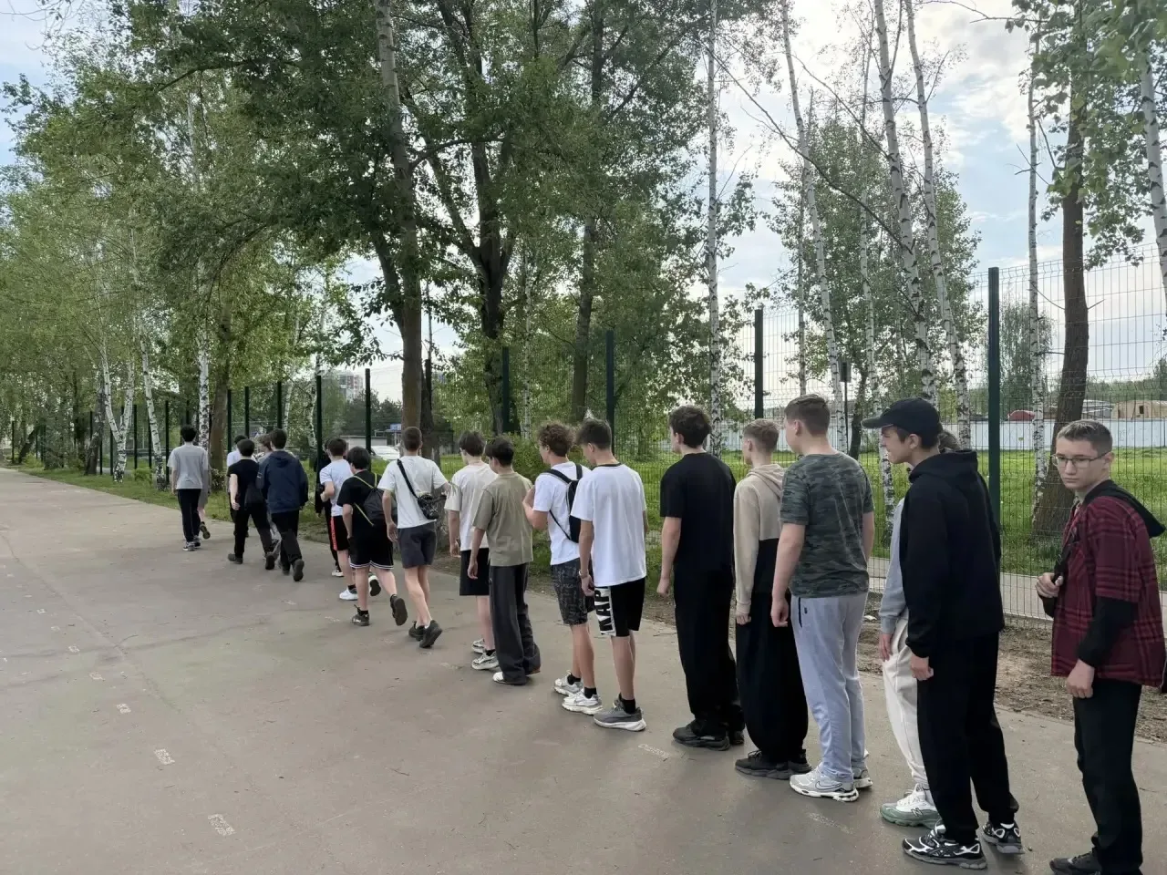 В эти дни учащиеся 8-х классов приняли участие в сборах, где каждый день был расписан по минутам.  Ч