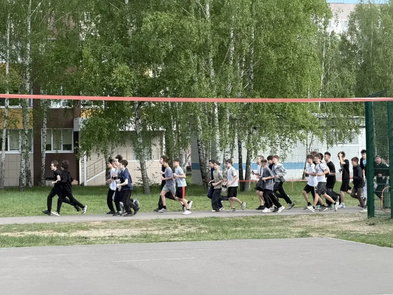 В эти дни учащиеся 8-х классов приняли участие в сборах, где каждый день был расписан по минутам.  Ч