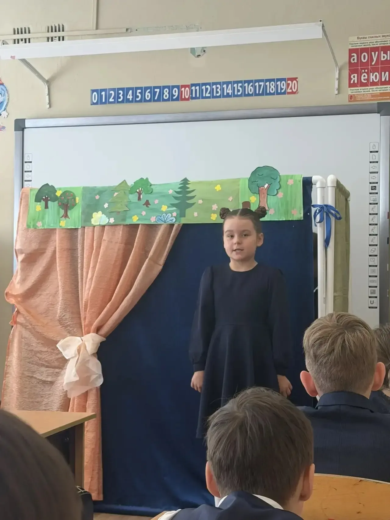 В ГОСТЯХ У СКАЗКИ! 🤗  15 мая ученики 1 «Б» класса посетили спектакль по мотивам русской народной ска