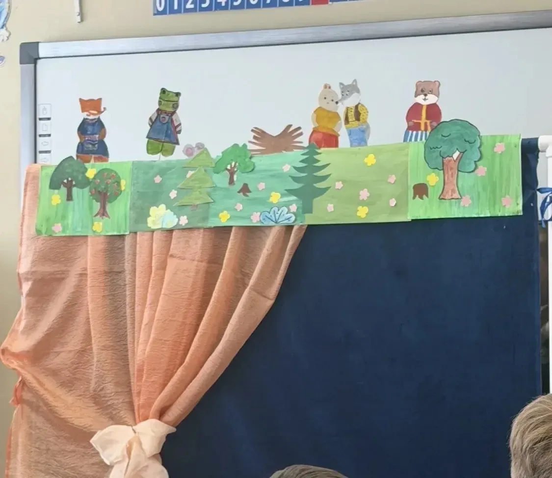 В ГОСТЯХ У СКАЗКИ! 🤗  15 мая ученики 1 «Б» класса посетили спектакль по мотивам русской народной ска