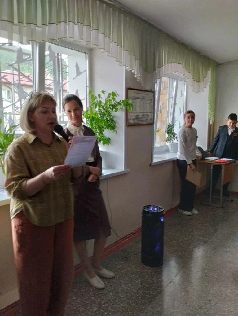 В преддверии майских праздников в гимназии  прошла торжественная линейка, посвященная завершению уче