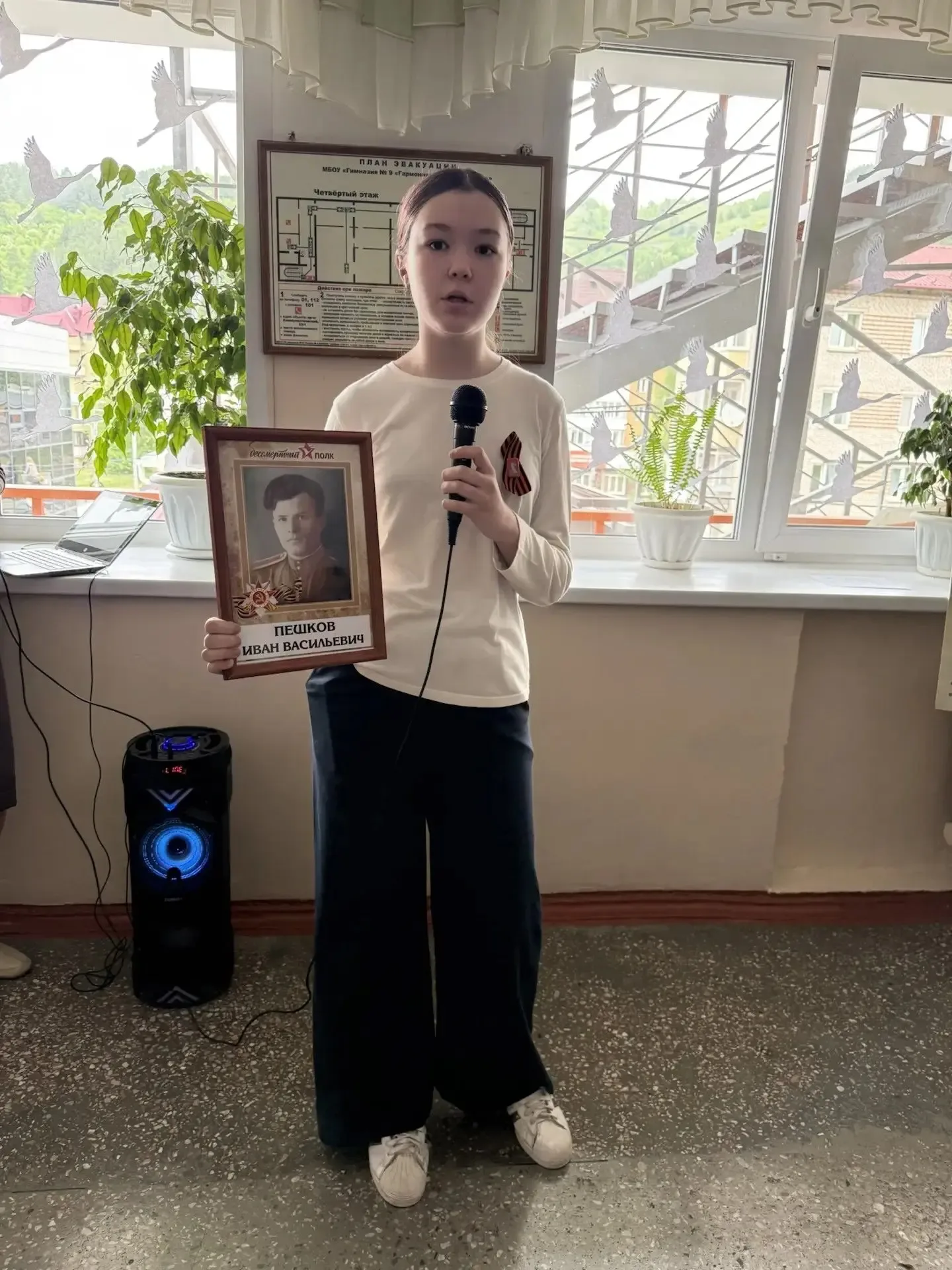 В преддверии майских праздников в гимназии  прошла торжественная линейка, посвященная завершению уче