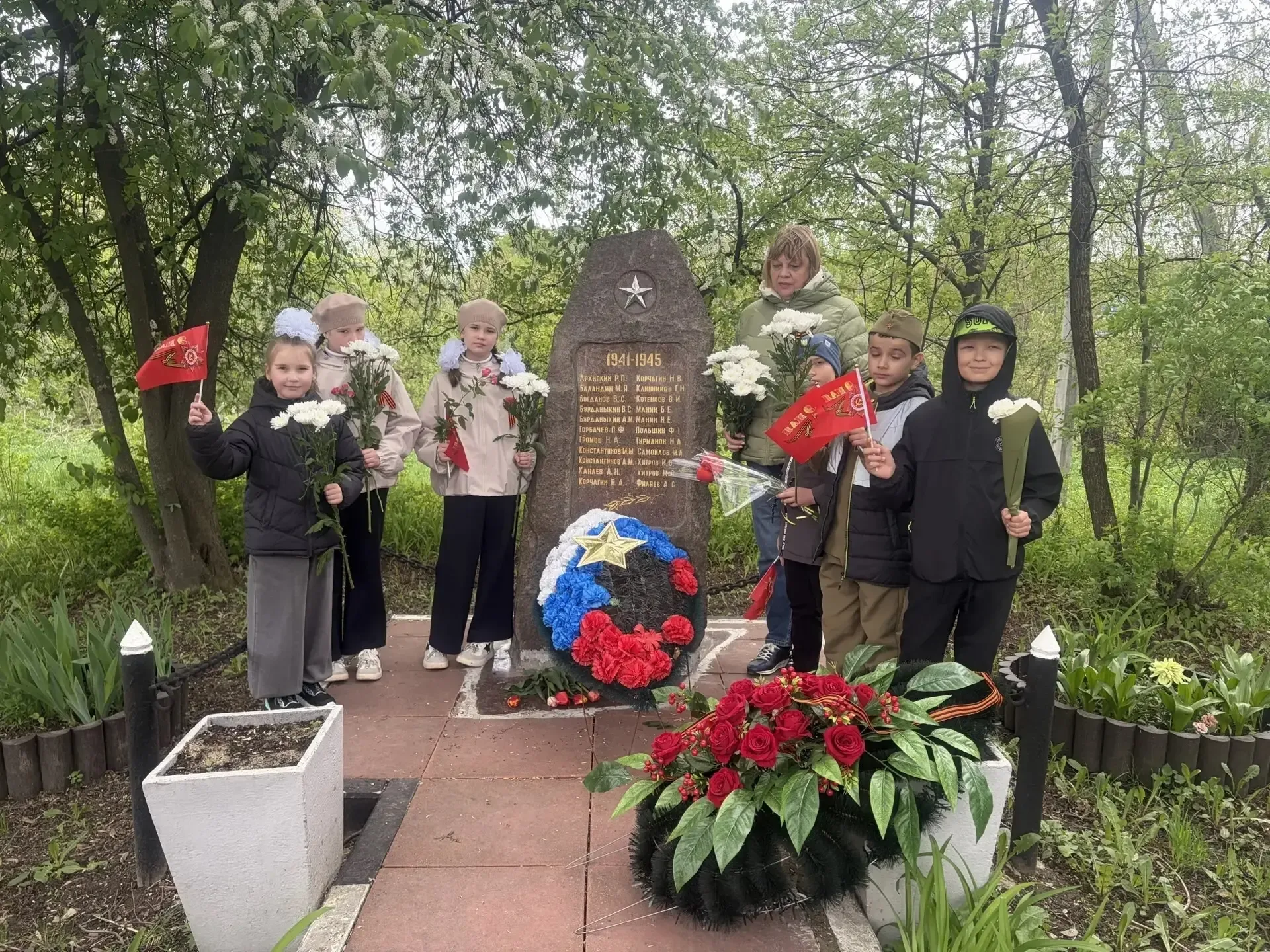 В рамках марафона "Наследники Победы", посвящённого 81-й годовщине Великой Победы, ученики МОУ СОШ и
