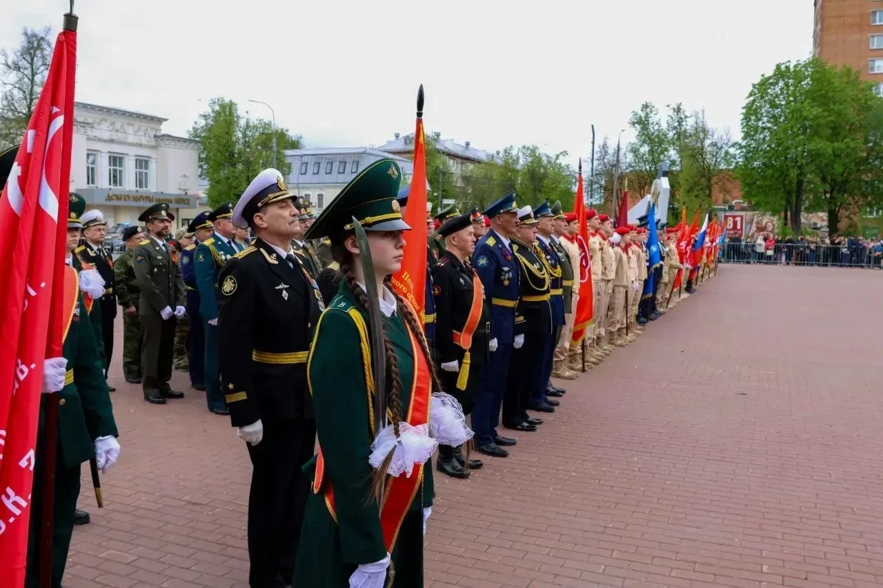 🪔 По площади Славы торжественным маршем прошли колонны ветеранов и участников спецоперации, кадетов 
