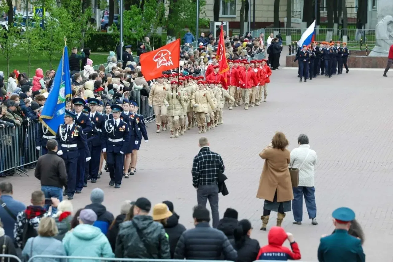 🪔 По площади Славы торжественным маршем прошли колонны ветеранов и участников спецоперации, кадетов 