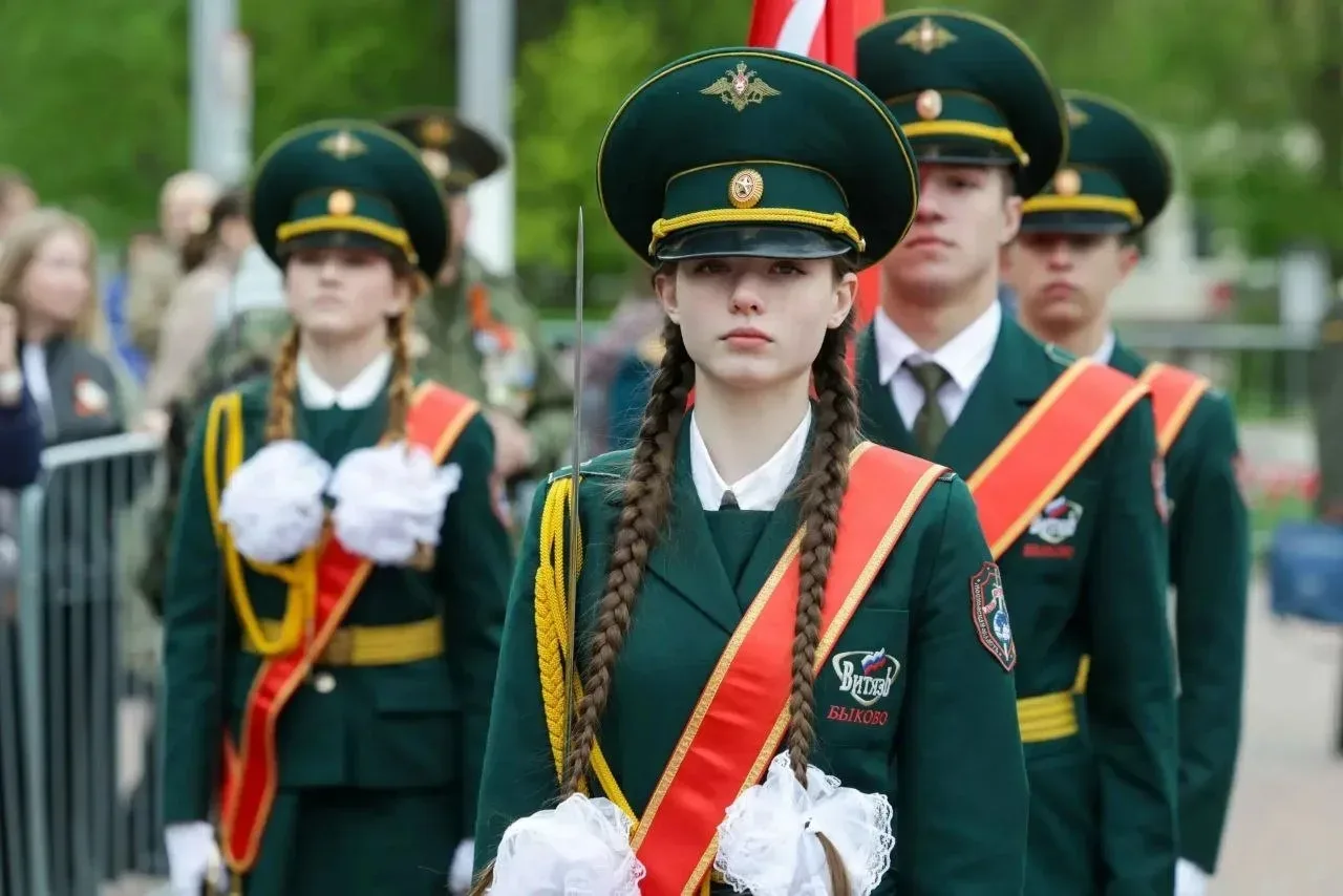 🪔 По площади Славы торжественным маршем прошли колонны ветеранов и участников спецоперации, кадетов 