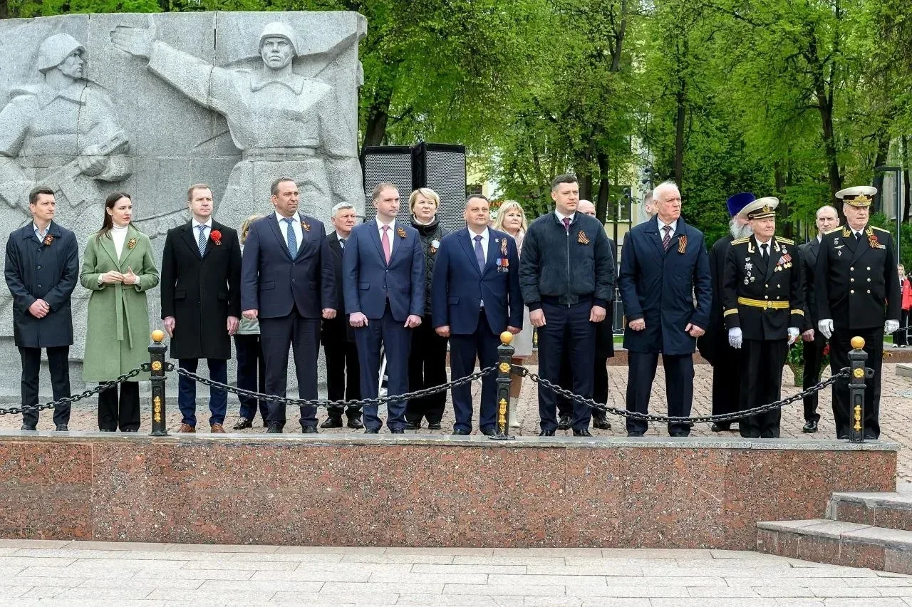 🪔 По площади Славы торжественным маршем прошли колонны ветеранов и участников спецоперации, кадетов 