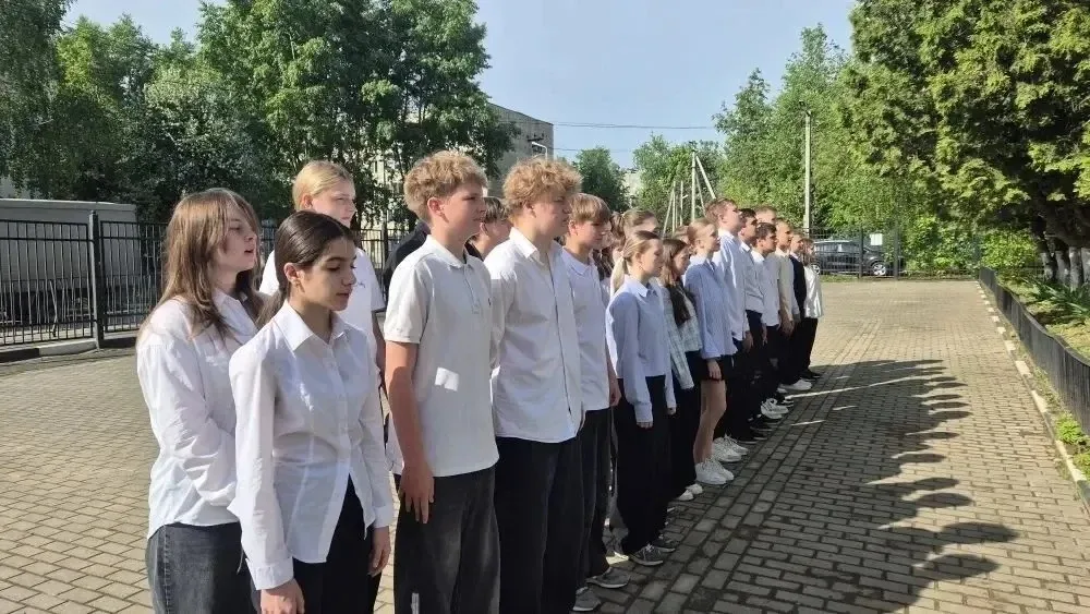 🇷🇺18 мая 2026 года в МОУ СОШ имени Д. И. Зернова прошла линейка и торжественная церемония поднятия ф