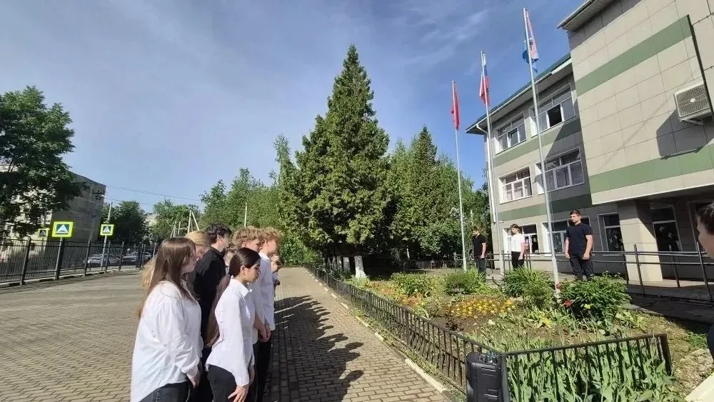 🇷🇺18 мая 2026 года в МОУ СОШ имени Д. И. Зернова прошла линейка и торжественная церемония поднятия ф