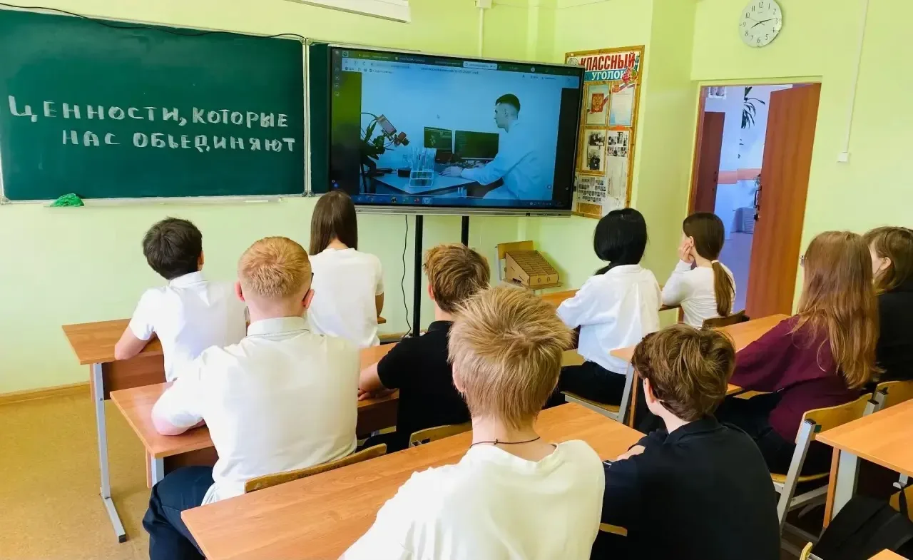 🇷🇺18 мая 2026 года в МОУ СОШ имени Д. И. Зернова прошла линейка и торжественная церемония поднятия ф
