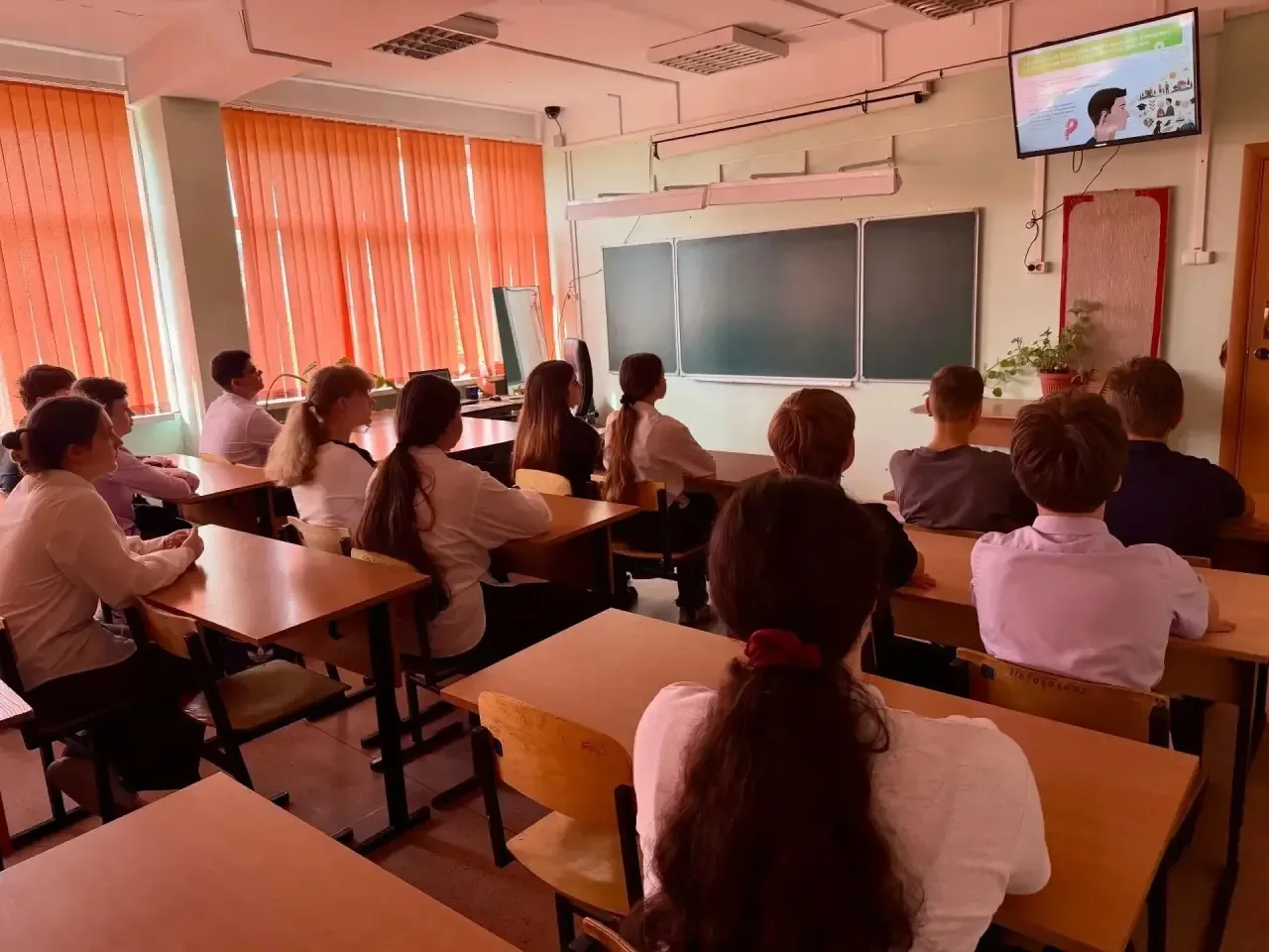 🇷🇺18 мая 2026 года в МОУ СОШ имени Д. И. Зернова прошла линейка и торжественная церемония поднятия ф