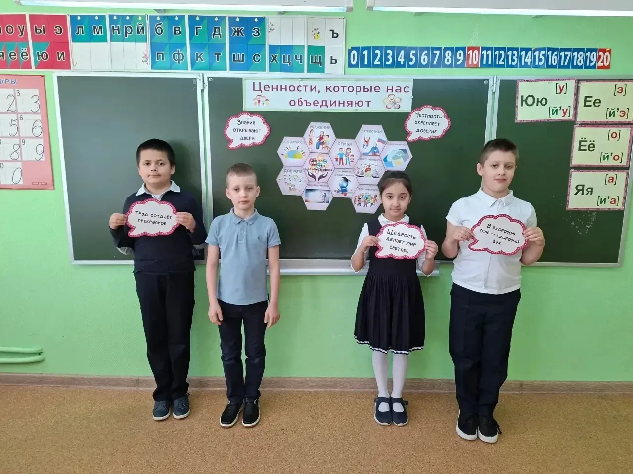 🇷🇺18 мая 2026 года в МОУ СОШ имени Д. И. Зернова прошла линейка и торжественная церемония поднятия ф