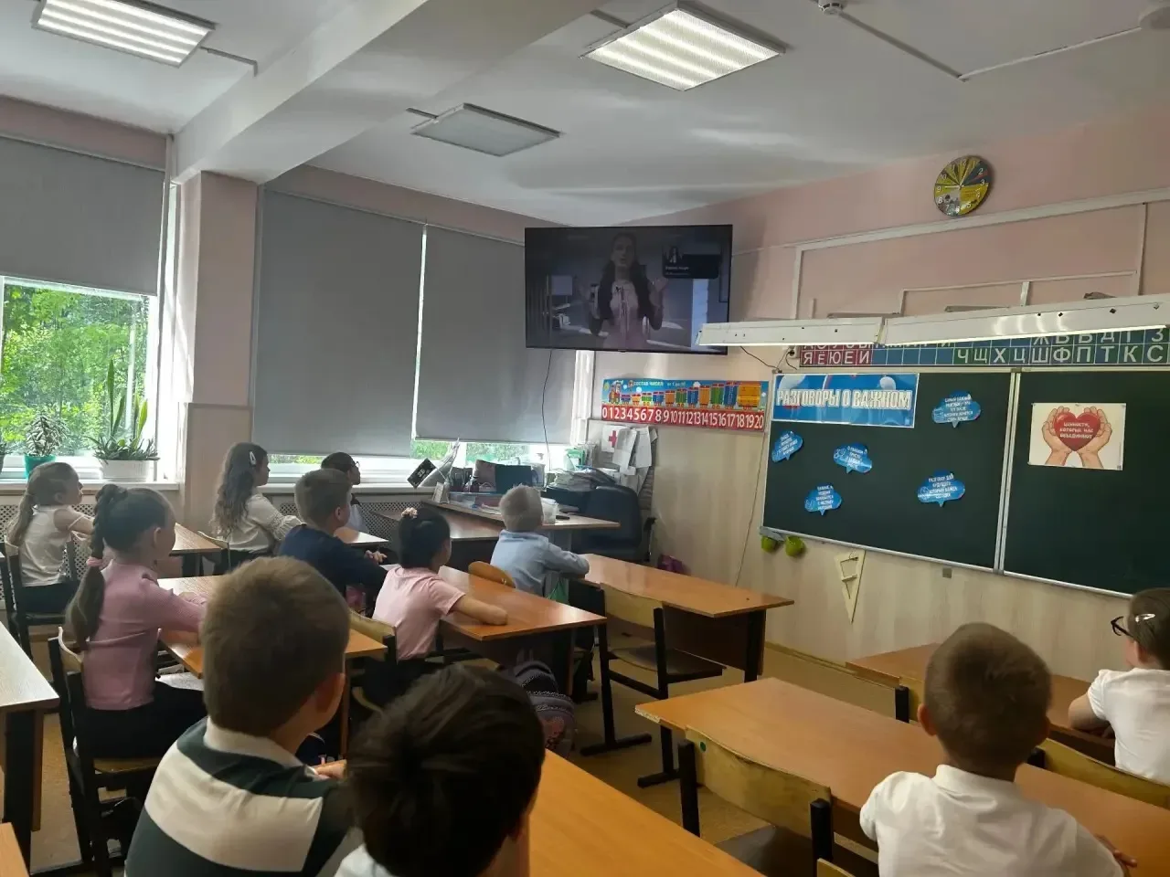 🇷🇺18 мая 2026 года в МОУ СОШ имени Д. И. Зернова прошла линейка и торжественная церемония поднятия ф