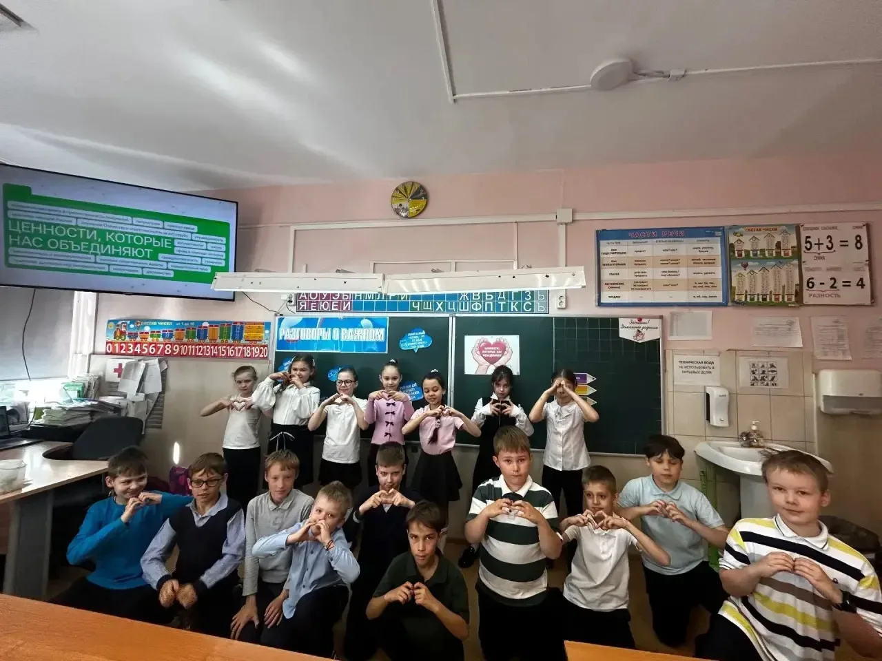 🇷🇺18 мая 2026 года в МОУ СОШ имени Д. И. Зернова прошла линейка и торжественная церемония поднятия ф