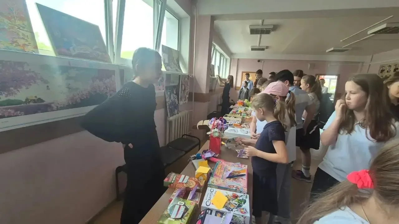 ✨ Добрый день, полный улыбок и добрых дел!  В школе имени Д. И. Зернова прошла благотворительная ярм